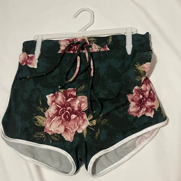 Booty shorts open sides - Picture 2 of 2